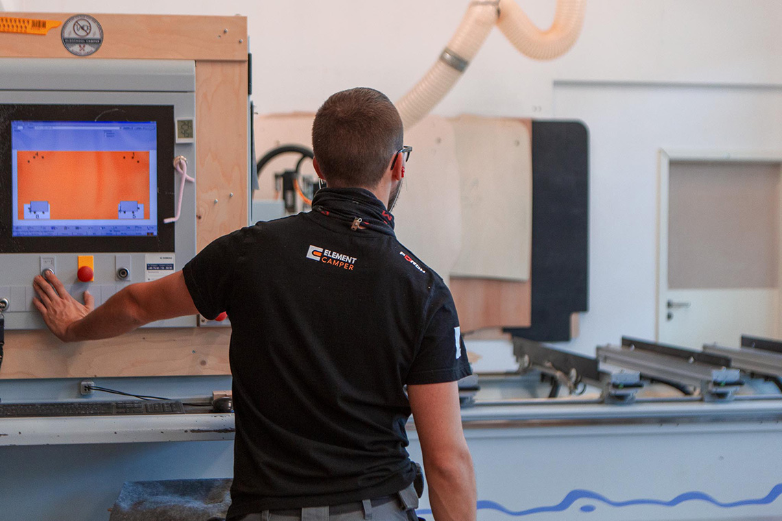 Tischler bei der Herstellung von maßgefertigten Campermöbeln