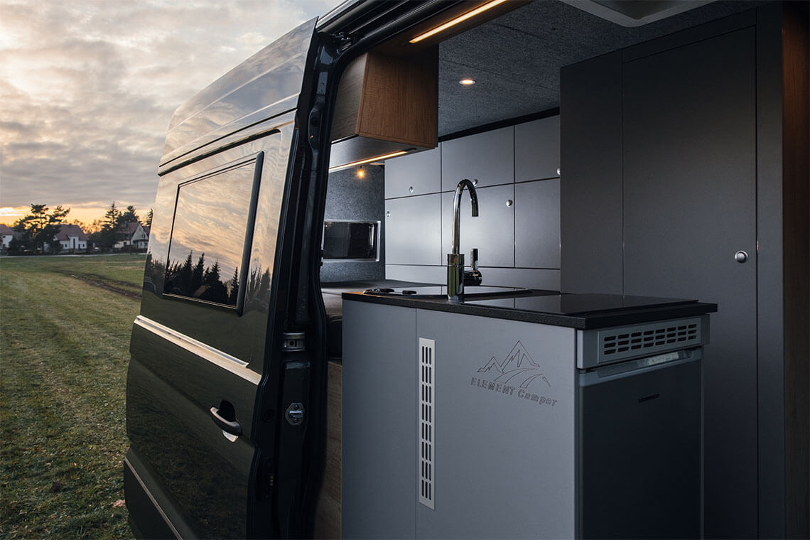 Eingebaute Küchenzeile im Camper