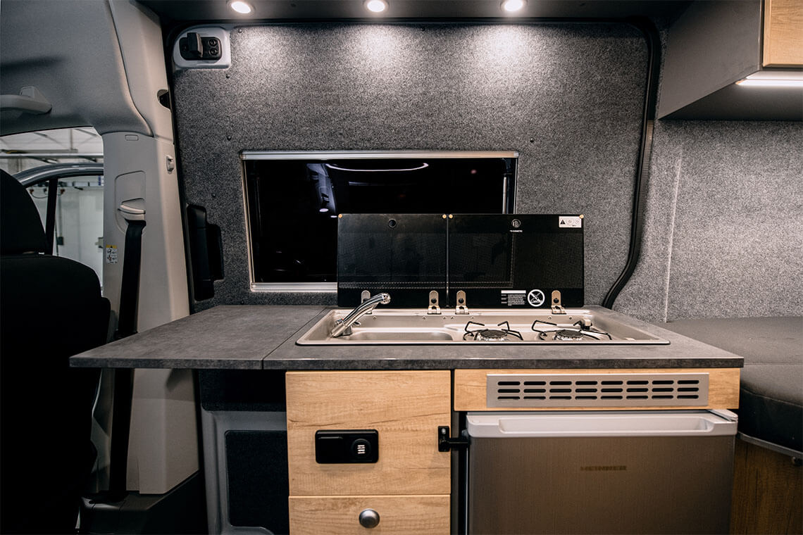 Van Ausbau Dresden – Küchenmodul mit Spüle und Kochfeld fachgerecht eingebaut