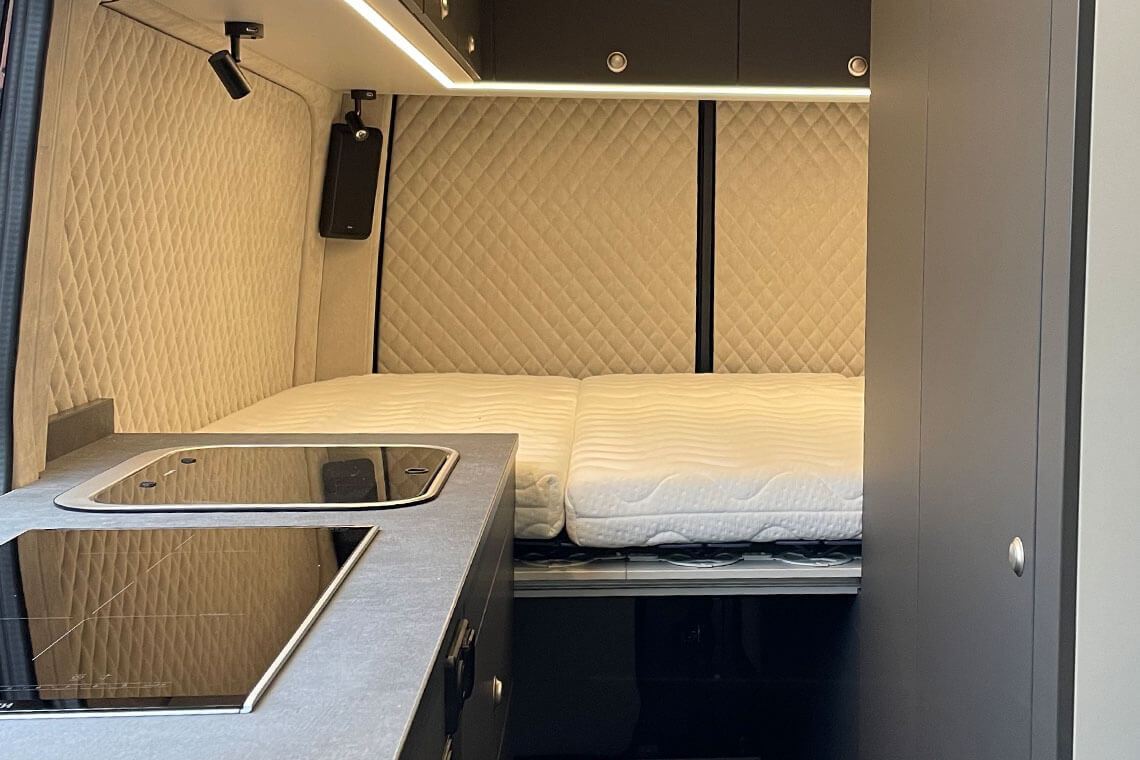 Küchenzeile mit hochwertige Schlaffläche